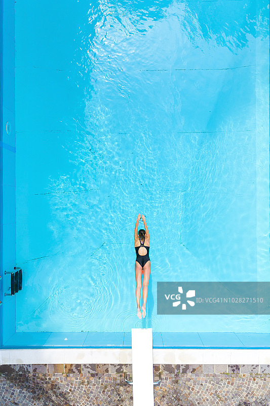 女子跳水入游泳池的鸟瞰图图片素材