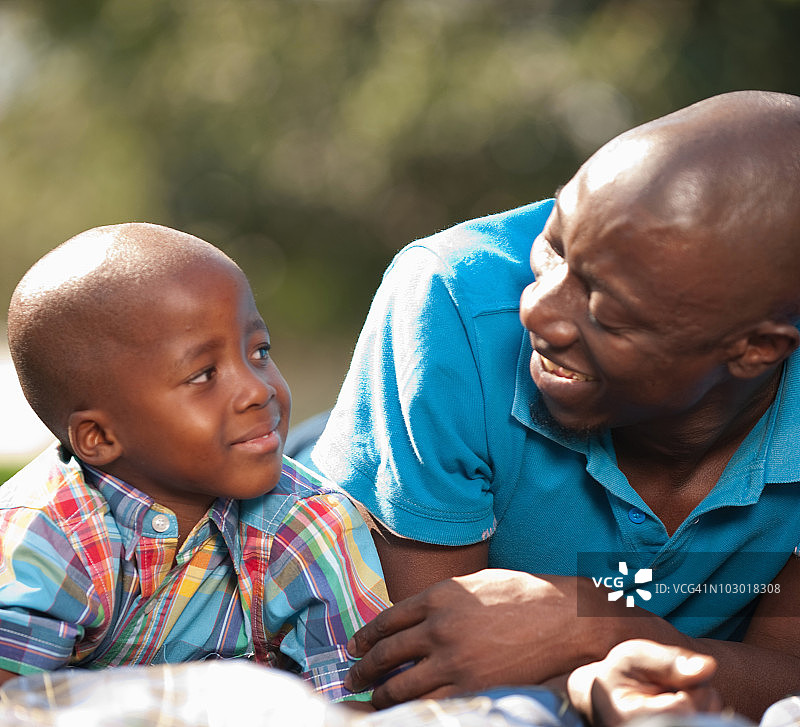 南非豪登省约翰内斯堡，父亲和儿子(4-5)在户外放松图片素材