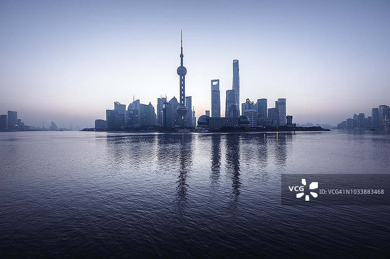 日出时分的中国上海金融区。图片素材