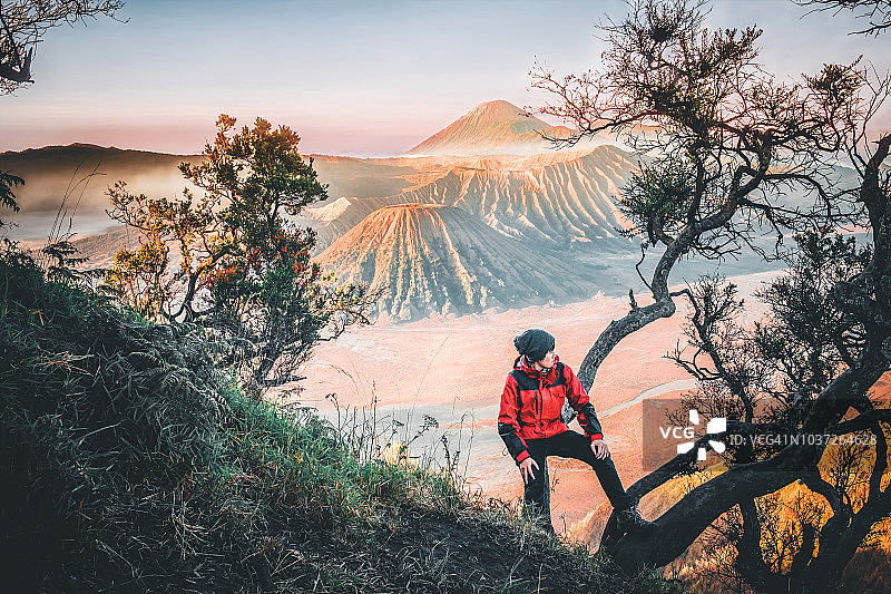 旅行者与日出在火山的Bromo山(Gunung Bromo)金刚山，印度尼西亚东爪哇图片素材