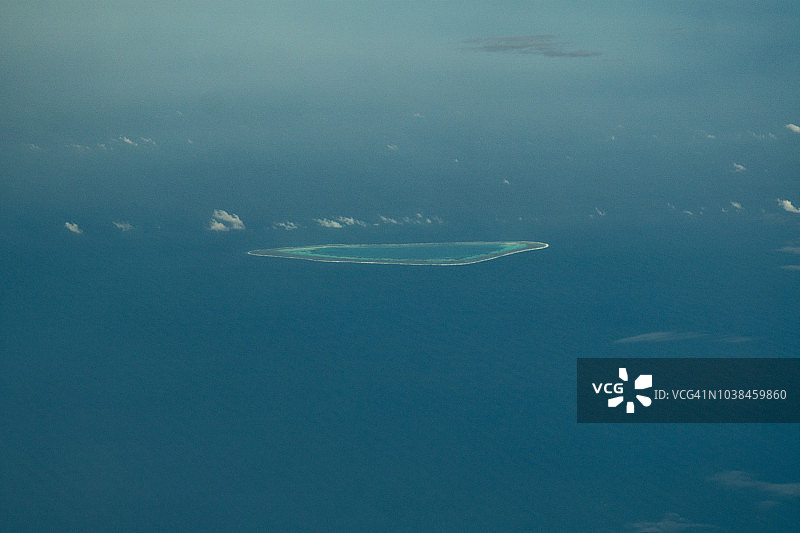 皮尔森礁在中国南海的闪光岛屿上从飞机白天鸟瞰图片素材