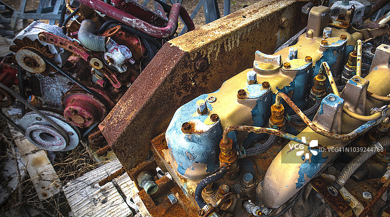 艺术-彩色生锈的船引擎图片素材