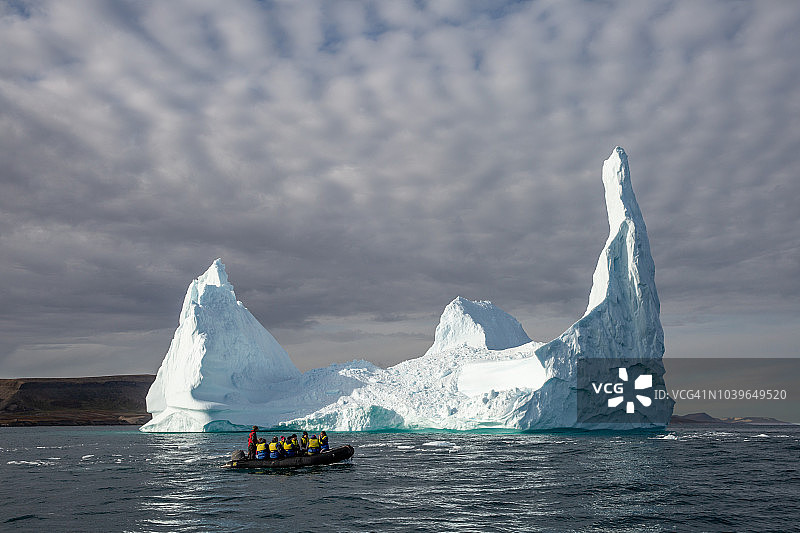十二宫船驶过冰山图片素材