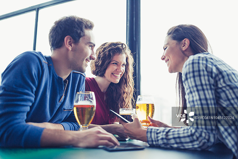 一群朋友聚在一起，在酒吧喝啤酒图片素材