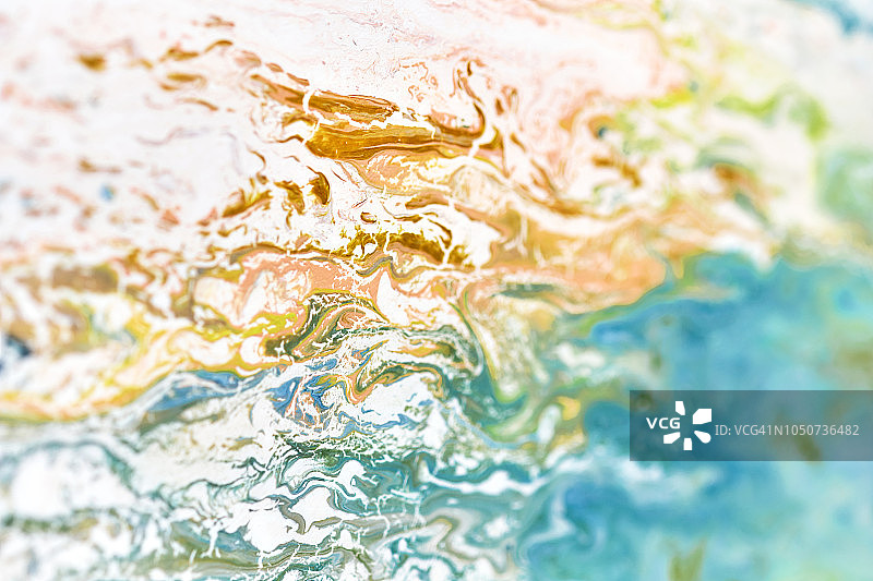 抽象色彩的背景纹理流体艺术丙烯酸颜料。黄色，蓝色，绿松石白色图片素材