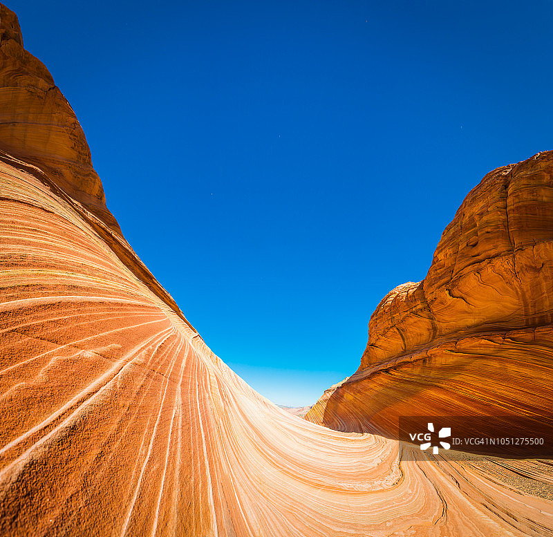 海浪深蓝色的沙漠天空盘旋的地层亚利桑那州图片素材