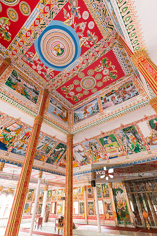 从下面俯瞰老挝万象的琅泰寺(Wat That Luang Tai Temple)华丽的天花板。图片素材
