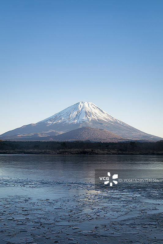 冬天，富士山越过正二湖图片素材