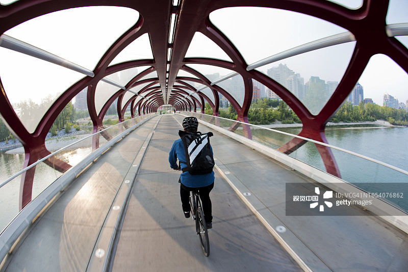 加拿大阿尔伯塔省卡尔加里的和平桥图片素材