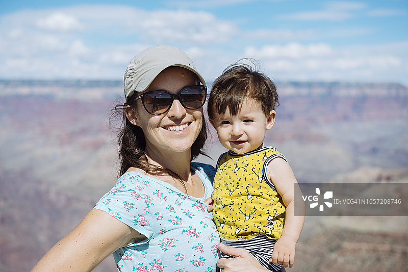 美国，亚利桑那州，大峡谷国家公园，大峡谷，母亲和小女儿的肖像图片素材