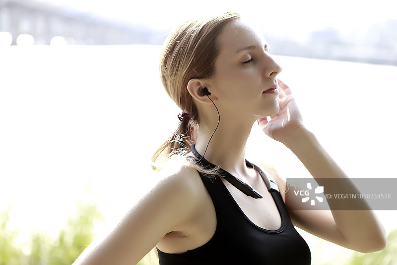 女运动员戴着耳机听音乐图片素材