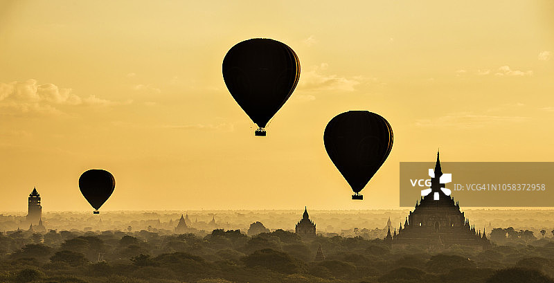 缅甸蒲甘，旅游气球在塔顶飞行图片素材