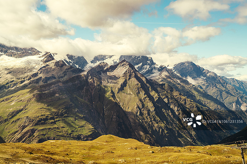 阿尔卑斯山在云中，泽马特，瓦莱，瑞士图片素材