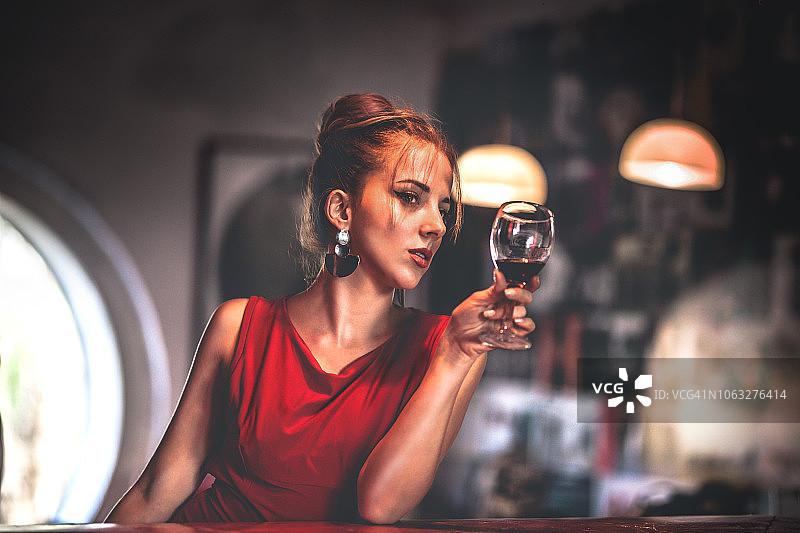 优雅迷人的女子与一杯红酒图片素材