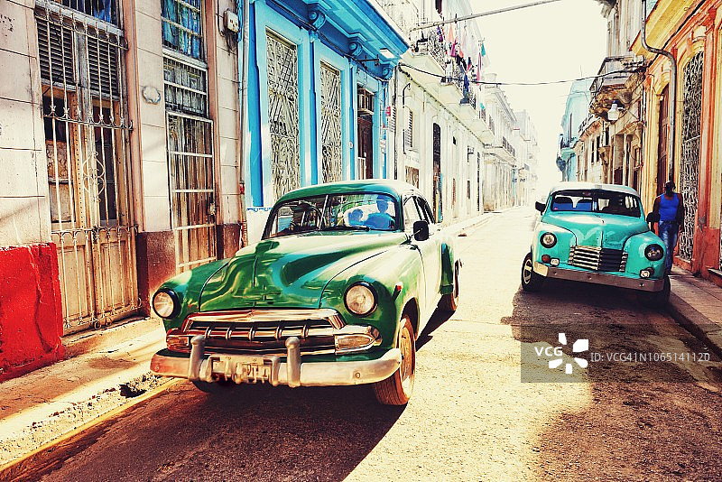 哈瓦那老街，有古典汽车图片素材