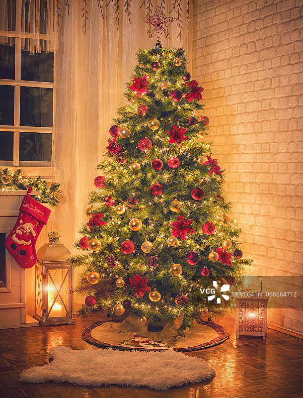 家里壁炉旁的圣诞树图片素材