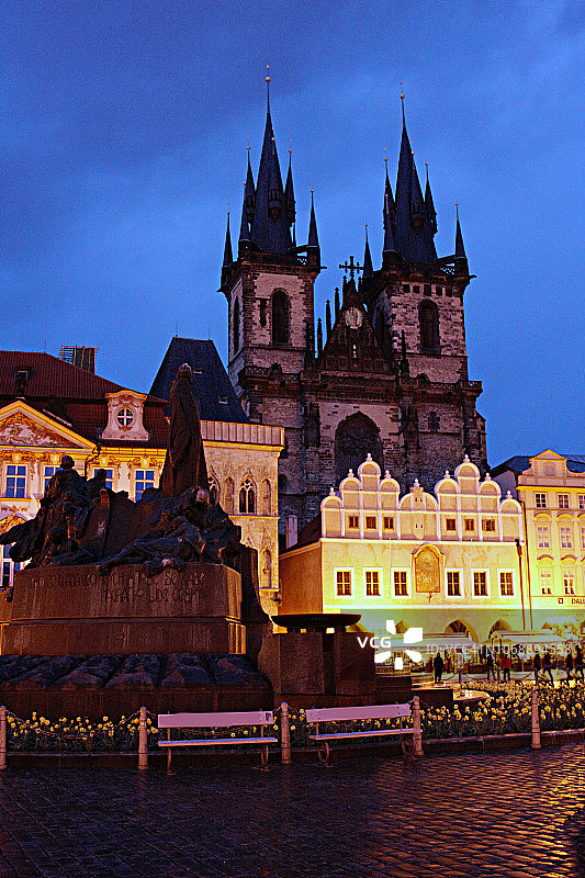 Tyn和Staremestska广场前的圣母教堂，夜景，布拉格，老城，捷克共和国图片素材