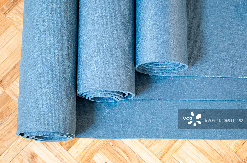 蓝色的瑜伽垫图片素材