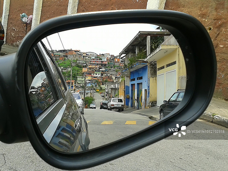 汽车后视镜里的巴西贫民窟图片素材