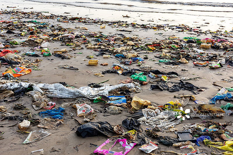 海滩上的垃圾和塑料-海滩污染图片素材