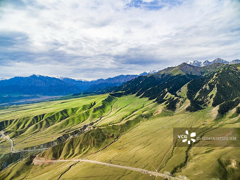 中国新疆天山公路鸟瞰图图片素材
