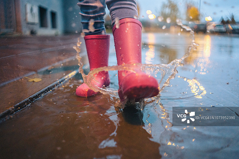 雨中溅起水花的脚步图片素材