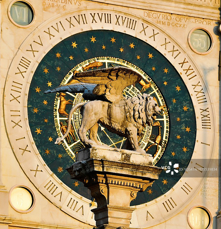 威尼斯圣马可狮子广场上的钟图片素材