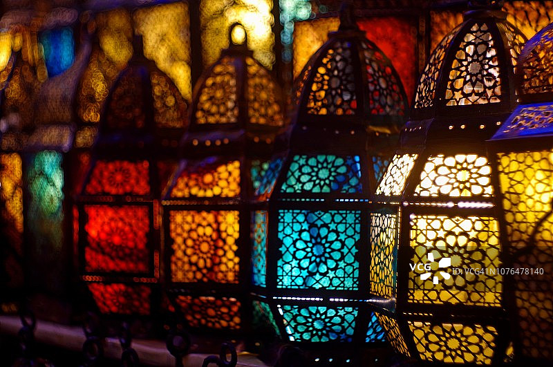 开罗Khan Al Khalili市场的彩色灯具图片素材
