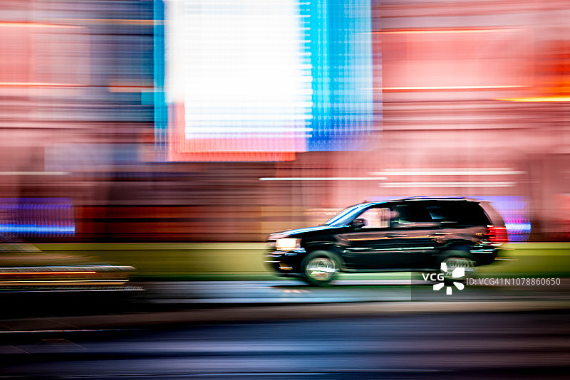 汽车的运动在夜晚的城市街道上变得模糊图片素材
