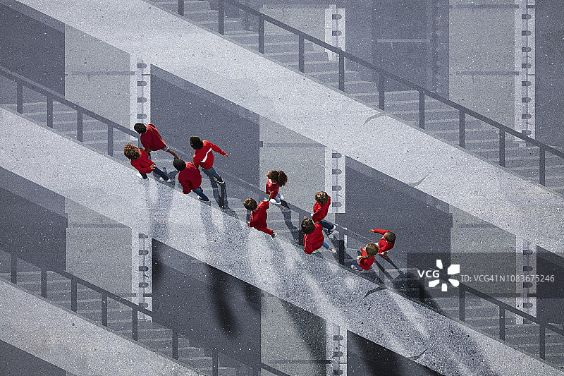 学生们穿着红色的衣服，走过粉刷过的楼梯图片素材