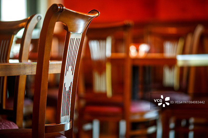 空荡荡的自助餐厅里，木椅靠着桌子摆着图片素材