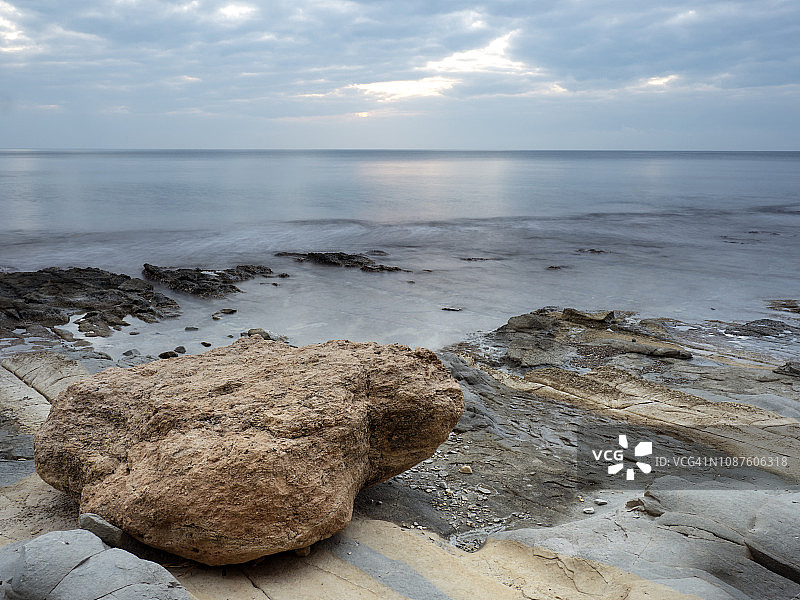 海岸景观与岩石和海洋的运动。西班牙瓦伦西亚社区阿利坎特卡尔佩市。图片素材