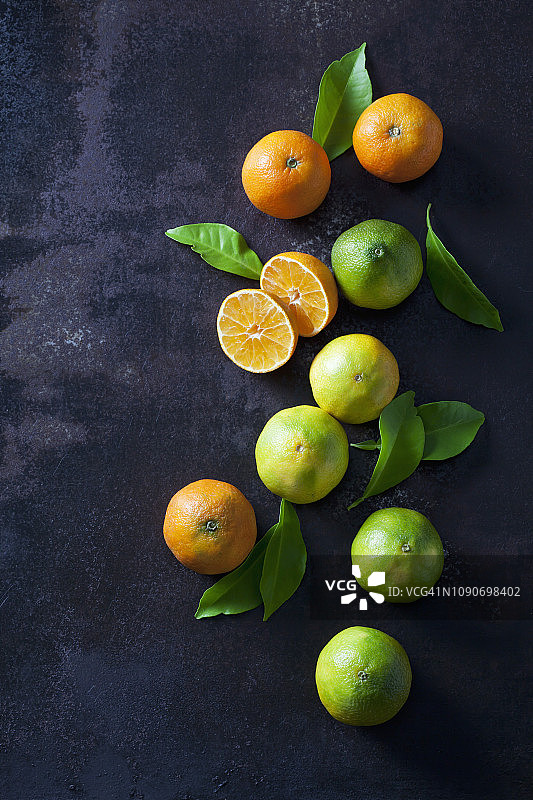 深色背景上的有机橘子和柠檬图片素材