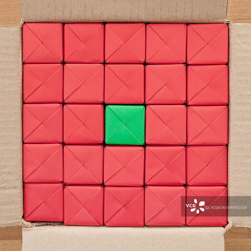 红色方块，中间是绿色方块图片素材