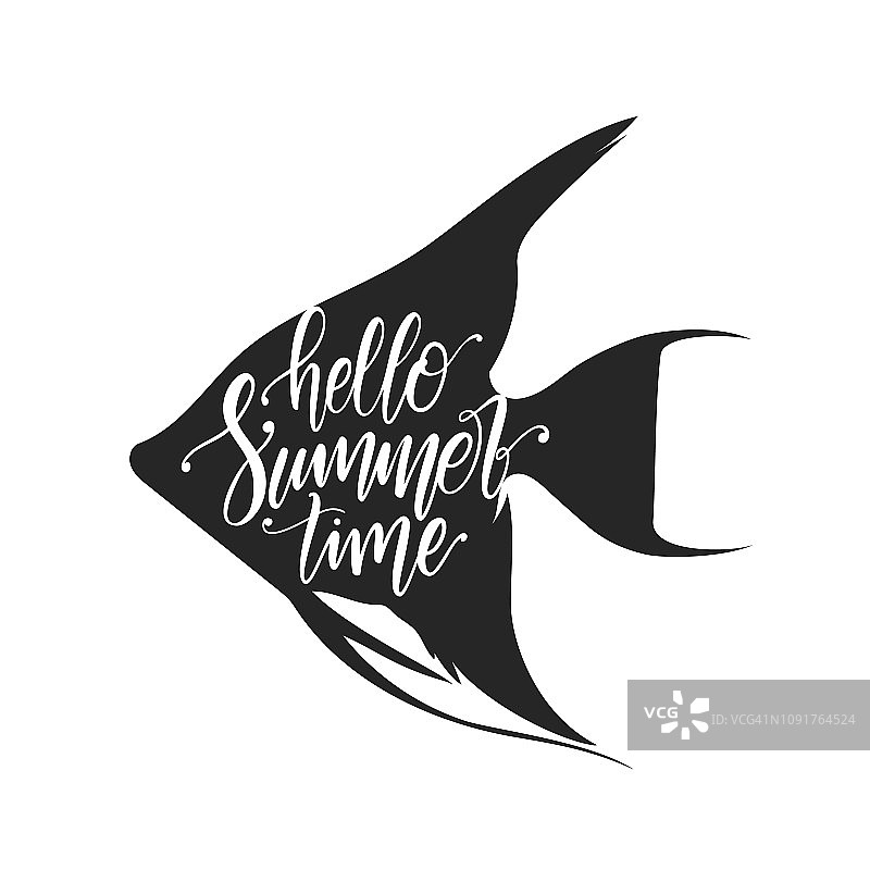 矢量插图:在热带鱼的背景剪影上手写书法“你好夏天时间”。图片素材