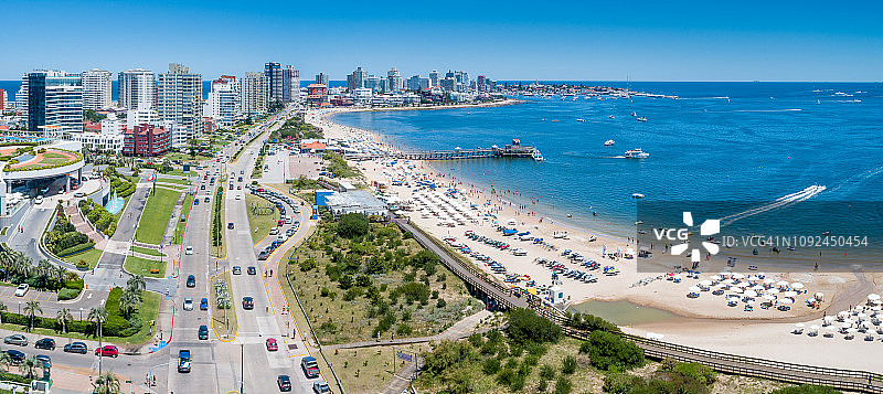 乌拉圭埃斯特角的海滩和海岸线，无人机视角图片素材