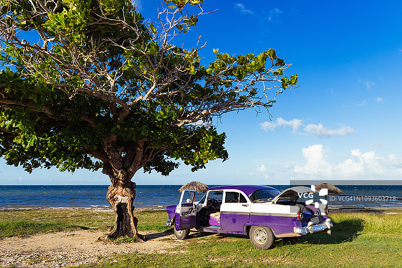 美国蓝白色古董车在海滩上的正面视图在古巴巴拉德罗-古巴报道图片素材