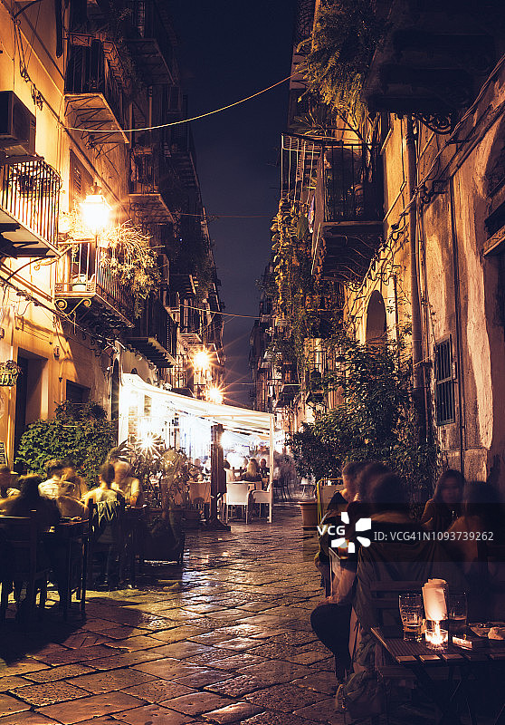 西西里巴勒莫夜晚繁忙的街道图片素材