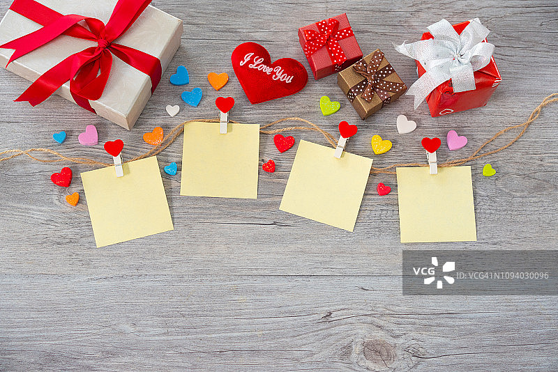 卡片与爱的信息在信和木制的红心图片素材