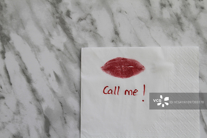 餐巾上有口红吻和电话留言图片素材