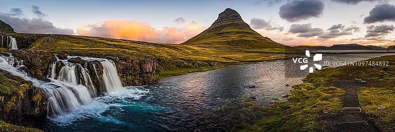 冰岛标志性瀑布河Kirkjufell峰全景图Vesturland日出图片素材
