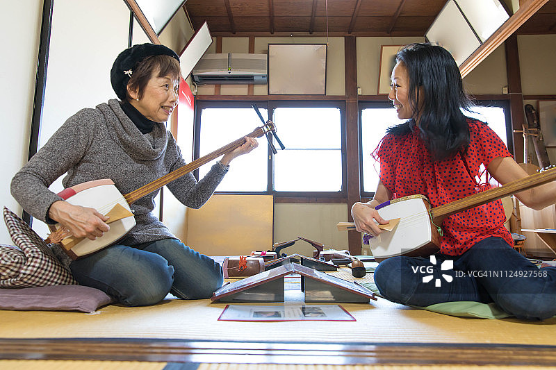 两个女人练习三味线图片素材