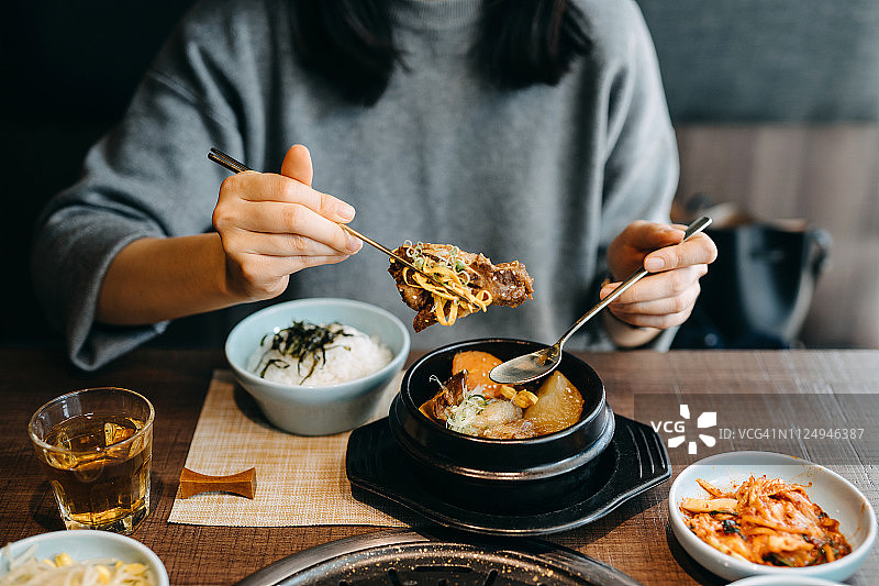 女人享受韩国美食与变化的传统菜肴在餐厅图片素材