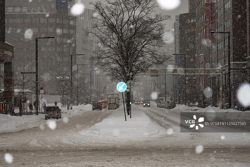 日本北海道札幌市积雪覆盖的城市街道图片素材