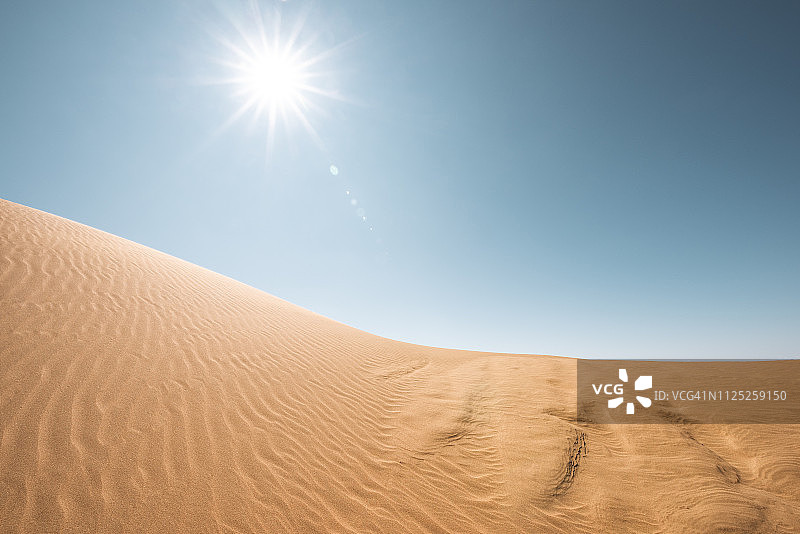 阳光照射的沙漠景观图片素材