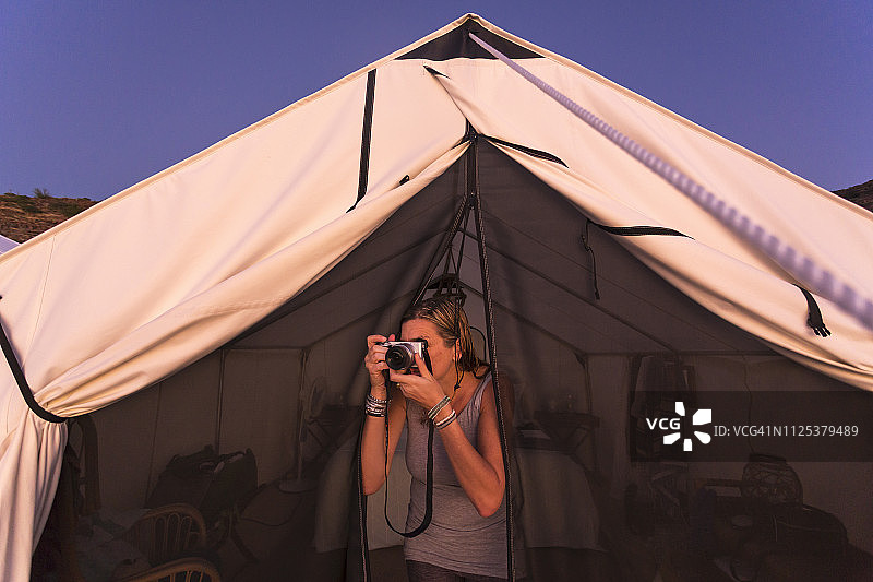 一名妇女在墨西哥下巴哈的埃斯皮里图岛拍摄图片素材