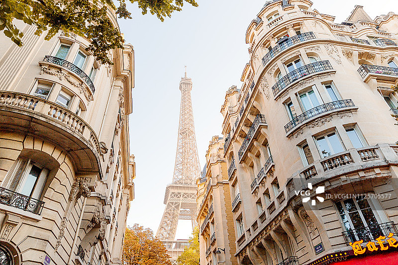 埃菲尔铁塔在法国巴黎的街道尽头图片素材