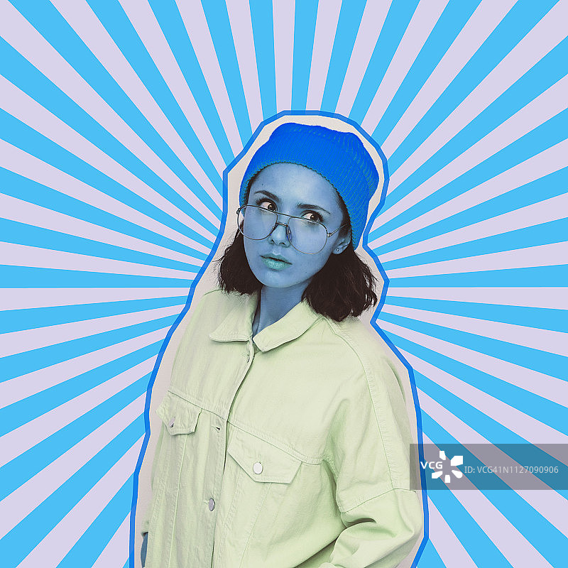漂亮的外星蓝女孩戴着太阳镜和帽子在迷幻的背景图片素材