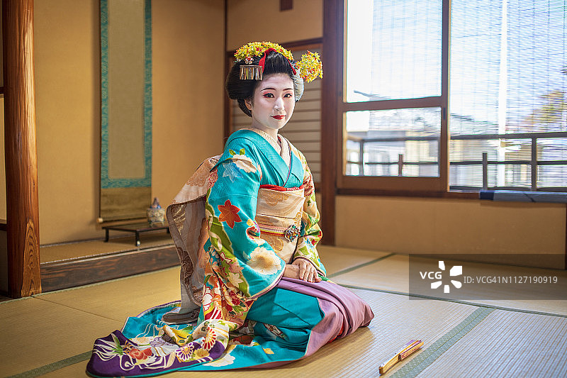 舞妓(正在训练的艺妓)坐在日式榻榻米房里图片素材