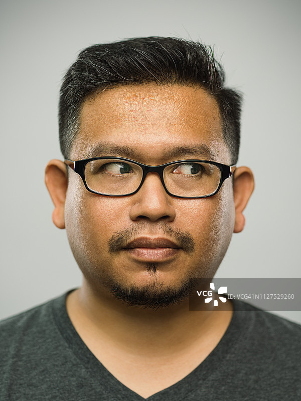真正的马来西亚成年男子与空白的表情看向一边图片素材